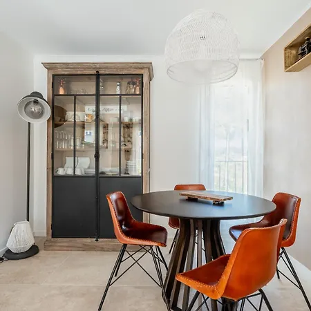 Moderne 750m Du Port Apartment